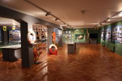Sala muzealna przedstawiająca zbiór gadżetów żeglarskich.